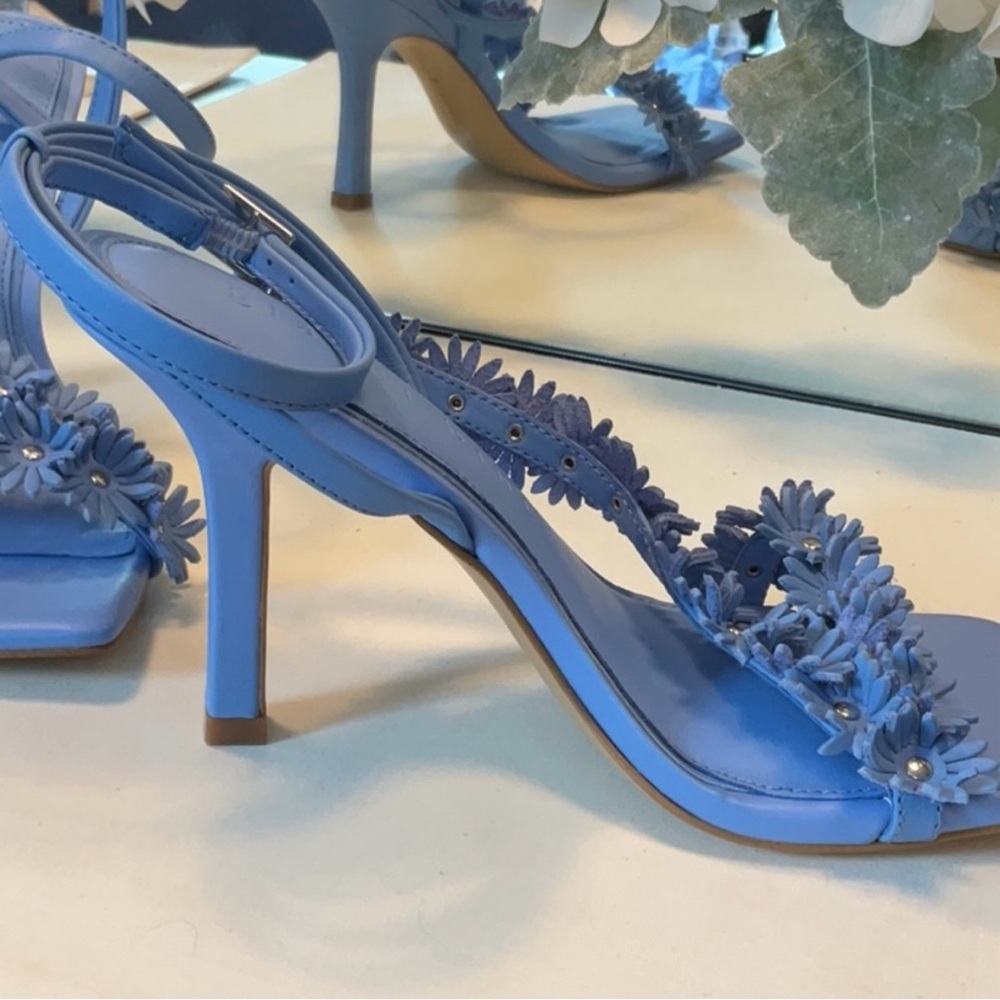 Gianni Bini Daisy Leather sandals NWT and box - Picture 3 of 4